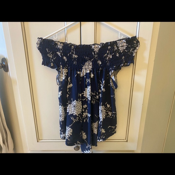 Dee Elle off the shoulder top. Small. - Picture 2 of 4